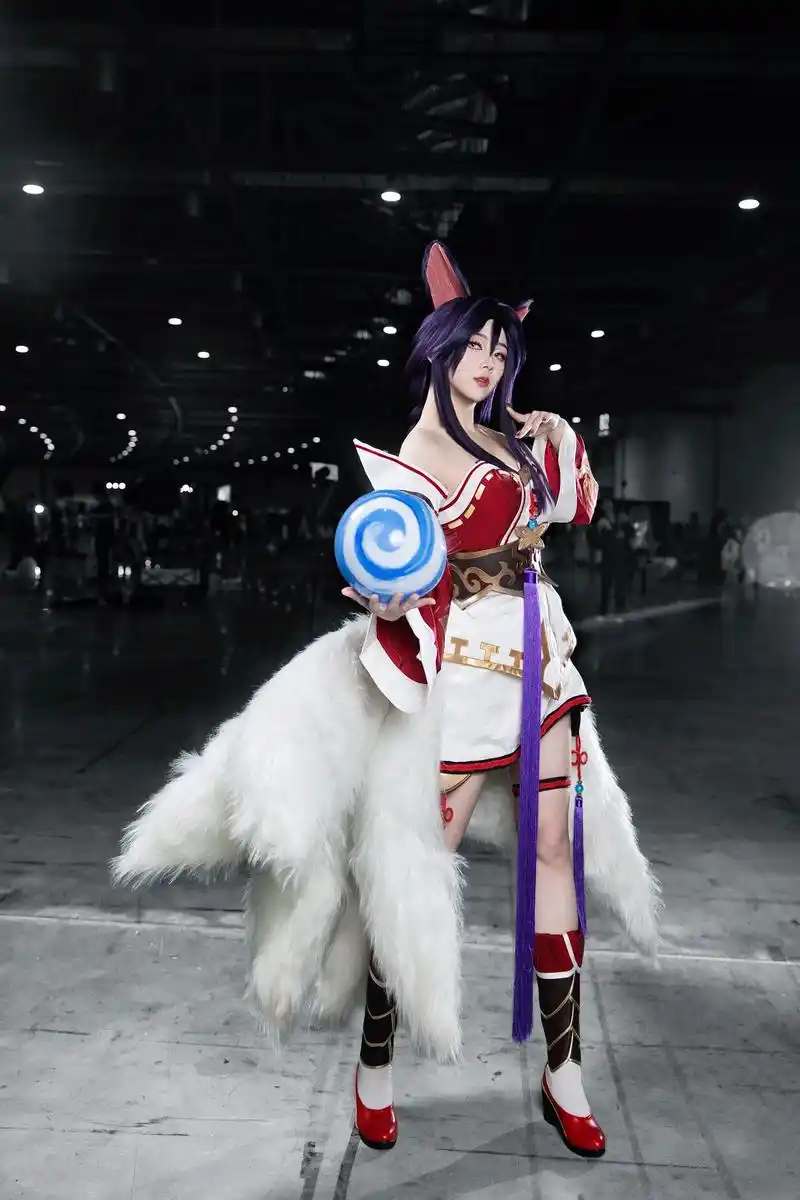 阿狸COS玩梗T1与GEN：狐狸精的“双面间谍”人设引爆LOL圈